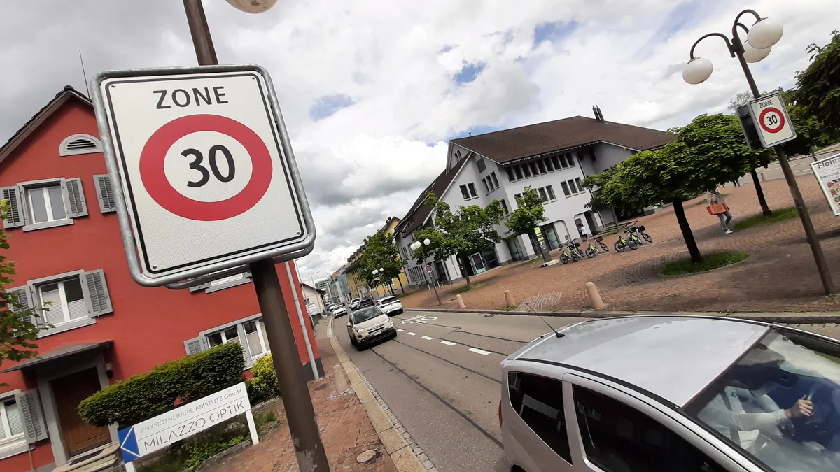 Verkehrssituation in einer Innenstadt.